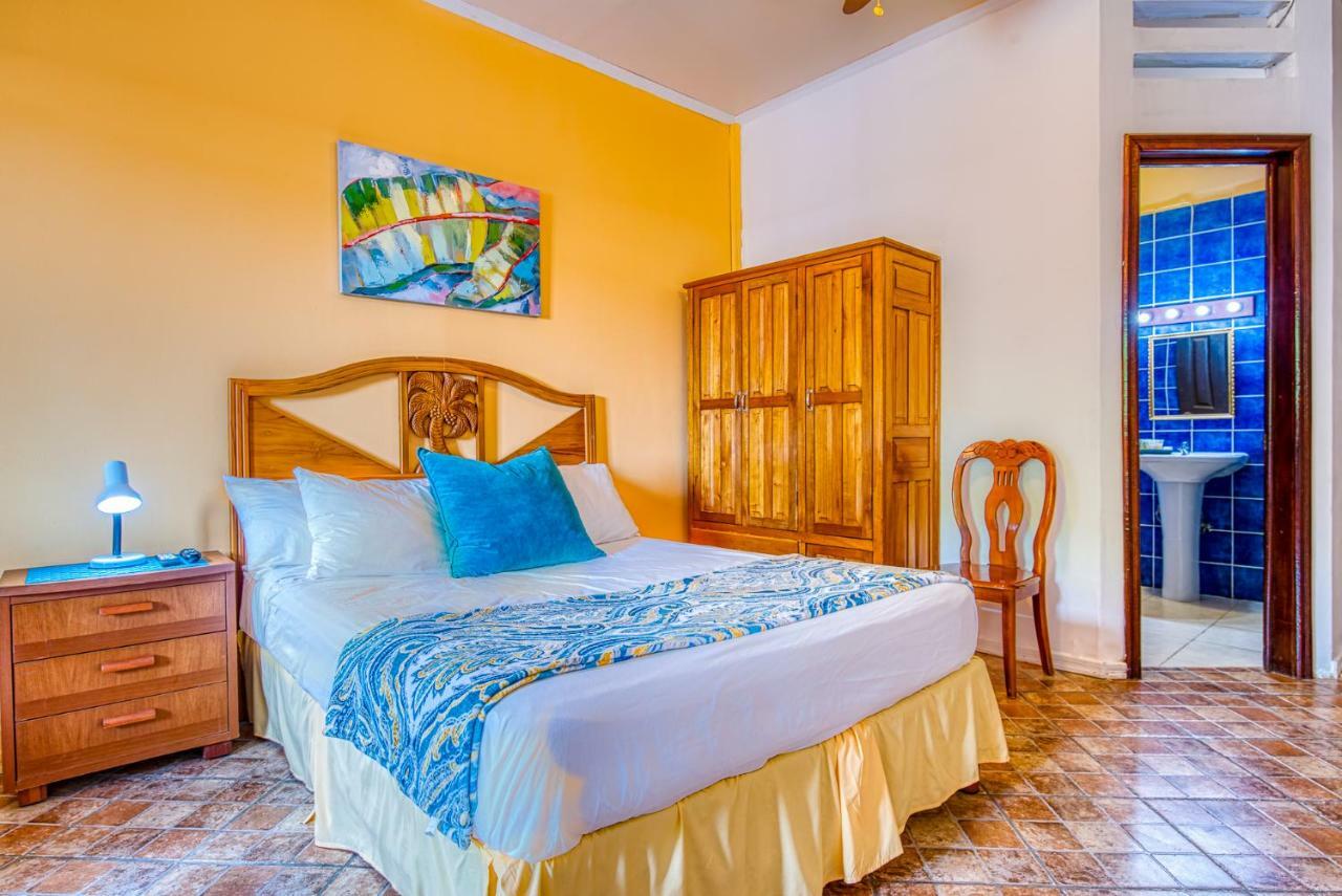 Los Balcones Over The Sea Hotel Bocas del Toro Экстерьер фото